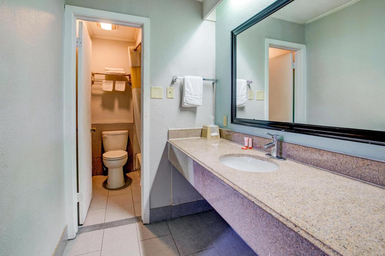 Oyo Hotel Lake Charles La I-10 Exterior photo
